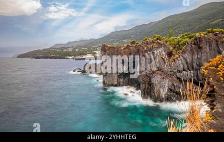 Côte sud de Sao Jorge près d'Urzelina (îles des Açores) - exposition de longue durée Banque D'Images