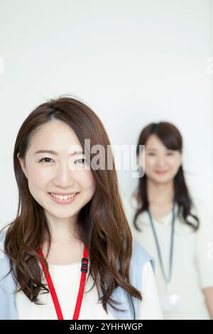 Portrait de deux employés de bureau dans la vingtaine Banque D'Images