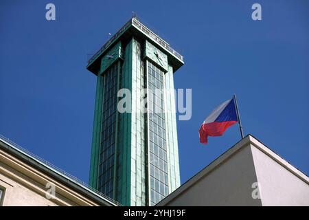 OSTRAVA, RÉPUBLIQUE TCHÈQUE - 28 SEPTEMBRE 2023 : drapeau national tchèque agitant sur le bâtiment Nova Radnice à Ostrava avec un ciel bleu Banque D'Images