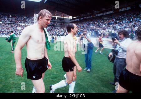 PHOTO D'ARCHIVE : Uli STIELIKE aura 70 ans le 15 novembre 2024, BR Allemagne - Algérie 1:2 lors de la Coupe du monde de la FIFA 1982 en Espagne, Horst HRUBESCH et Ulrich STIELIKE quittent le terrain en 1982. Banque D'Images