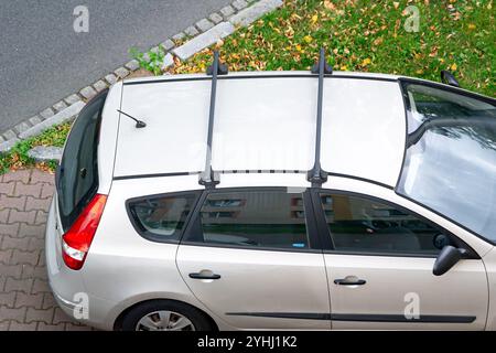 OSTRAVA, TCHÉQUIE - 22 SEPTEMBRE 2023 : porte-bagages de toit sur Hyundai i30 CW break Banque D'Images