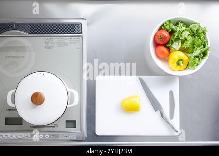 Vue aérienne des légumes et couteau dans la cuisine Banque D'Images