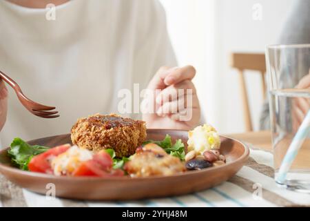 Croquettes et femmes sur la table à manger Banque D'Images
