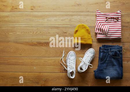 Vêtements de style décontracté placés sur le sol Banque D'Images