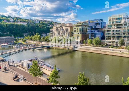 Vue surélevée sur Port Rambaud, un port industriel rénové transformé en quartier résidentiel avec installations de loisirs dans le quartier de la Confluence Banque D'Images