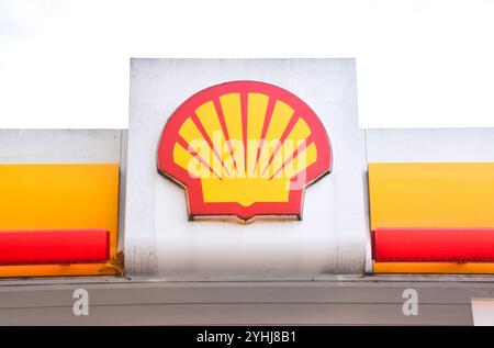 Londres, Angleterre, Royaume-Uni. 12 novembre 2024. Logo Shell dans une station-service, alors que le géant pétrolier remporte son appel contre une décision de justice néerlandaise lui ordonnant de réduire les émissions de gaz à effet de serre. (Crédit image : © Vuk Valcic/ZUMA Press Wire) USAGE ÉDITORIAL SEULEMENT! Non destiné à UN USAGE commercial ! Banque D'Images