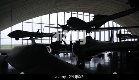 Le Douglas C-47 Skytrain ou Dakota (désignation RAF) est un avion de transport militaire développé à partir de l'avion civil Douglas DC-3. Banque D'Images