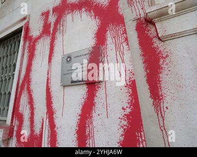 Bergame, Italie. 12 novembre 2024. Palazzo Frizzon, le siège de la municipalité de Bergame, a été enduit de peinture rouge pendant la nuit. Un acte de vandalisme d'une gravité inacceptable. Des enquêtes sont en cours sur les responsables. Crédit : Independent photo Agency Srl/Alamy Live News Banque D'Images