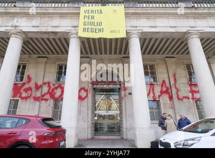 Bergame, Italie. 12 novembre 2024. Palazzo Frizzon, le siège de la municipalité de Bergame, a été enduit de peinture rouge pendant la nuit. Un acte de vandalisme d'une gravité inacceptable. Des enquêtes sont en cours sur les responsables. Crédit : Independent photo Agency Srl/Alamy Live News Banque D'Images