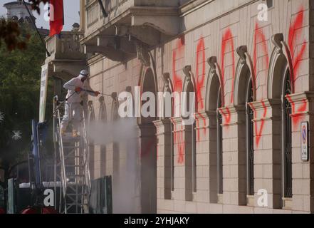 Bergame, Italie. 12 novembre 2024. Palazzo Frizzon, le siège de la municipalité de Bergame, a été enduit de peinture rouge pendant la nuit. Un acte de vandalisme d'une gravité inacceptable. Des enquêtes sont en cours sur les responsables. Crédit : Independent photo Agency Srl/Alamy Live News Banque D'Images