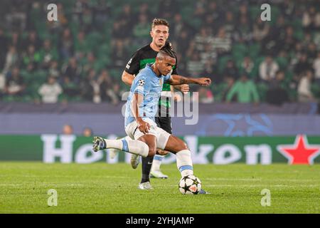 Lisboa, Portugal. 05 novembre 2024. Manuel Akanji (avant) de Manchester City avec Viktor Gyokeres (arrière) de Sporting CP en action lors du match de phase MD4 de l'UEFA Champions League 2024/25 entre le Sporting Clube de Portugal et Manchester City à l'Estadio Jose Alvalade. (Score final : Sporting CP 4 - 1 CF Manchester City) crédit : SOPA images Limited/Alamy Live News Banque D'Images