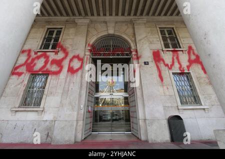 Bergame, Italie. 12 novembre 2024. Palazzo Frizzon, le siège de la municipalité de Bergame, a été enduit de peinture rouge pendant la nuit. Un acte de vandalisme d'une gravité inacceptable. Des enquêtes sont en cours sur les responsables. Crédit : Independent photo Agency Srl/Alamy Live News Banque D'Images