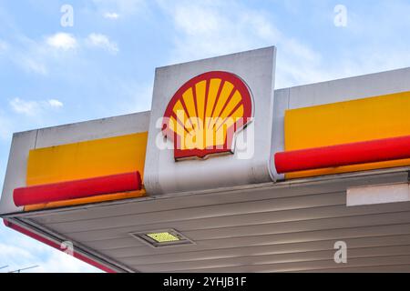 Londres, Angleterre, Royaume-Uni. 12 novembre 2024. Logo Shell dans une station-service, alors que le géant pétrolier remporte son appel contre une décision de justice néerlandaise lui ordonnant de réduire les émissions de gaz à effet de serre. (Crédit image : © Vuk Valcic/ZUMA Press Wire) USAGE ÉDITORIAL SEULEMENT! Non destiné à UN USAGE commercial ! Banque D'Images