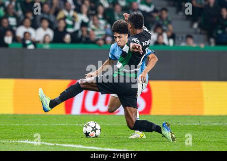 Lisboa, Portugal. 05 novembre 2024. Rico Lewis (arrière) de Manchester City avec Matheus Reis (avant) du Sporting CP en action lors du match MD4 de la phase 2024/25 de la Ligue des champions de l'UEFA entre le Sporting Clube de Portugal et Manchester City à l'Estadio Jose Alvalade. (Score final : Sporting CP 4 - 1 CF Manchester City) crédit : SOPA images Limited/Alamy Live News Banque D'Images