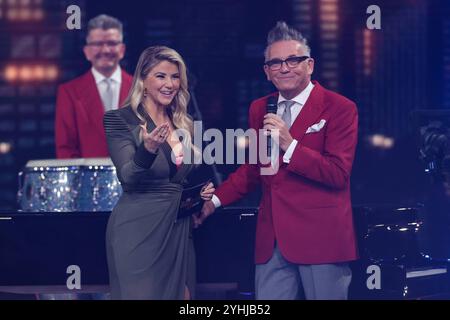 Moderatorin Beatrice Egli CHF mit Götz Alsmann - Aufzeichnung ARD Show ãDie Beatrice Egli ShowÒ im Studio Berlin Adlershof in Berlin - Sendétermin 31.10.2024 *** présentatrice Beatrice Egli CHF avec Götz Alsmann enregistrement ARD show ÒThe Beatrice Egli ShowÓ at Studio Berlin Adlershof in Berlin date de diffusion 31 10 2024 Banque D'Images