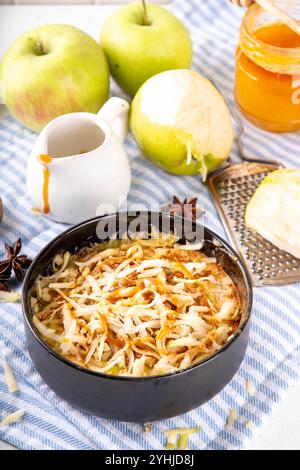 Tarte aux pommes glace aux fruits rasée, collation virale tendance avec rasage de pommes congelées, cannelle et sauce caramel Banque D'Images