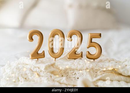 Joyeuses années 2022. Fond de Noël avec 2022 bougies et pull en tricot blanc. Banque D'Images