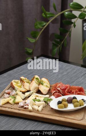 Assiette pour une bonne humeur. Hors-d'œuvre froids dans un restaurant. Une collation pour la bonne humeur Banque D'Images