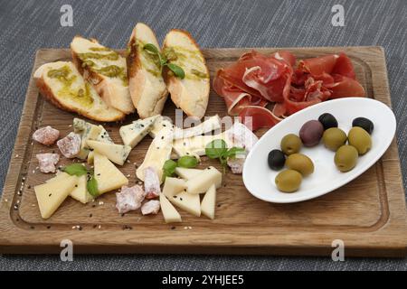 Assiette pour une bonne humeur. Hors-d'œuvre froids dans un restaurant. Une collation pour la bonne humeur Banque D'Images