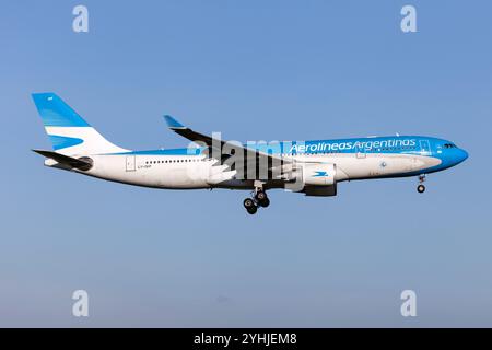 Un Airbus 330-200 Aerolíneas Argentinas atterrissant à l'aéroport de Rome Fiumicino. Aerolineas Argentinas est la plus grande compagnie aérienne d'Argentine et sa compagnie aérienne nationale. En tant que membre de l'alliance SkyTeam, la compagnie aérienne dessert environ 60 destinations en Amérique du Sud, dans les Caraïbes, en Amérique du Nord et en Europe. Sa flotte comprend des Airbus A330-200, Airbus A340-300, Boeing 737-700, Boeing 737-800, et Boeing 737 MAX 8 avec des configurations à deux cabines. Banque D'Images