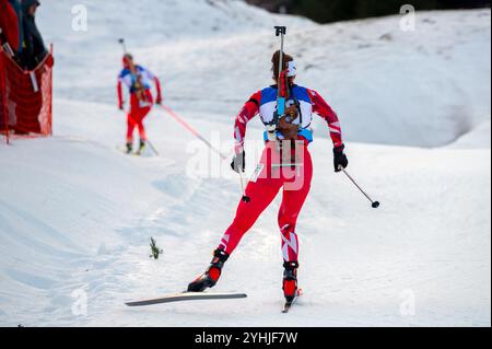 Athlète de biathlon sur la piste enneigée pendant la course professionnelle de sport d'hiver Banque D'Images