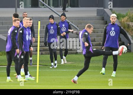 Hesse, Francfort-sur-le-main, Allemagne. 12 novembre 2024, Hesse, Francfort-sur-le-main : football : équipe nationale, devant les matchs de la Ligue des Nations contre la Bosnie-Herzégovine (16.11.2024) et en Hongrie (19.11.2024), DFB-Campus. Jamal Musiala (g) et Leroy Sané prennent le terrain. Crédit : dpa Picture alliance/Alamy Live News Banque D'Images