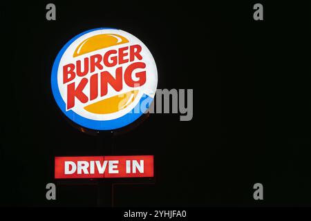 Osnabrück, Deutschland 12. Novembre 2024 : Im Bild : logo und Schriftzug von Burger King, einer US-amerikanischen Schnellrestaurantkette. Restaurant es handelt sich um eine Fast Food. Niedersachsen *** Osnabrück, Allemagne 12 novembre 2024 dans l'image logo et lettrage de Burger King, une chaîne de restauration rapide américaine C'est un restaurant de restauration rapide en basse-Saxe Copyright : xFotostandx/xKippx Banque D'Images