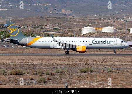 Tenerife, Espagne. 17 novembre 2023. Un Condor Airbus 321 atterrissant à l'aéroport de Tenerife sur-Reina Sofia. Condor élargit son horaire de vols à l’été 2025 pour inclure huit villes européennes dans son réseau. Condor a depuis longtemps cessé d'être une compagnie aérienne de vacances classique créant un horaire de vol pour les voyages d'affaires et de loisirs. (Photo de Fabrizio Gandolfo/SOPA images/SIPA USA) crédit : SIPA USA/Alamy Live News Banque D'Images