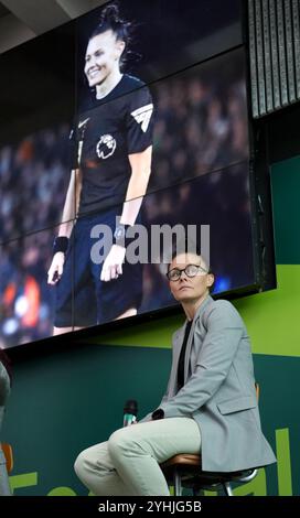 L'ancienne arbitre de football Rebecca Welch lors de sa cérémonie d'intronisation au Hall of Fame au National Football Museum de Londres. Date de la photo : mardi 12 novembre 2024. Banque D'Images