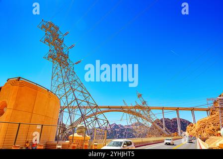 L'Arizona, le Barrage Hoover, USA- 18 septembre 2018 : célèbre et étonnant du Barrage de Hoover au Lake Mead, Nevada et l'Arizona frontière. Les lignes de transport d'énergie. USA. Banque D'Images