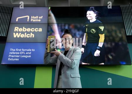 L'ancienne arbitre de football Rebecca Welch pose avec son prix lors de sa cérémonie d'intronisation au Hall of Fame au National Football Museum de Londres. Date de la photo : mardi 12 novembre 2024. Banque D'Images
