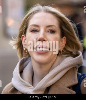 Londres, Royaume-Uni. 12 novembre 2023. Katherine Ryan, comédienne, écrivaine, présentatrice, actrice et chanteuse canadienne quitte Global Radio, Leicester Square Londres, Royaume-Uni crédit : Ian Davidson/Alamy Live News Banque D'Images