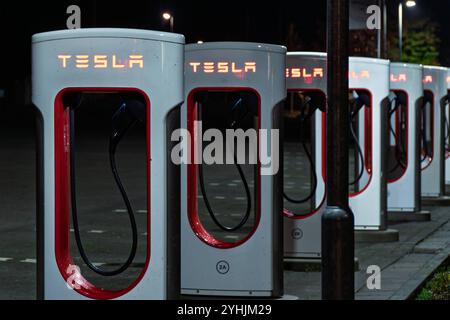 LK Osnabrück, Deutschland 12. Novembre 2024 : Im Bild : Ladesäule, Stromtankstelle für Elektrofahrzeuge mit dem Firmenlogo vom Autohersteller Tesla. Niedersachsen *** LK Osnabrück, Allemagne 12 novembre 2024 dans la photo borne de recharge, borne de recharge pour véhicules électriques avec le logo de l'entreprise du constructeur automobile Tesla Niedersachsen Copyright : xFotostandx/xKippx Banque D'Images