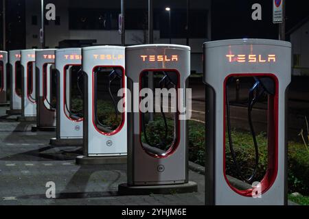 LK Osnabrück, Deutschland 12. Novembre 2024 : Im Bild : Ladesäule, Stromtankstelle für Elektrofahrzeuge mit dem Firmenlogo vom Autohersteller Tesla. Niedersachsen *** LK Osnabrück, Allemagne 12 novembre 2024 dans la photo borne de recharge, borne de recharge pour véhicules électriques avec le logo de l'entreprise du constructeur automobile Tesla Niedersachsen Copyright : xFotostandx/xKippx Banque D'Images