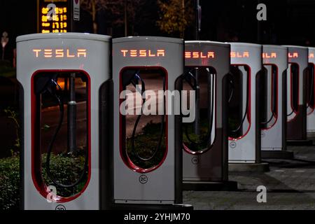 LK Osnabrück, Deutschland 12. Novembre 2024 : Im Bild : Ladesäule, Stromtankstelle für Elektrofahrzeuge mit dem Firmenlogo vom Autohersteller Tesla. Niedersachsen *** LK Osnabrück, Allemagne 12 novembre 2024 dans la photo borne de recharge, borne de recharge pour véhicules électriques avec le logo de l'entreprise du constructeur automobile Tesla Niedersachsen Copyright : xFotostandx/xKippx Banque D'Images