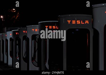 LK Osnabrück, Deutschland 12. Novembre 2024 : Im Bild : Ladesäule, Stromtankstelle für Elektrofahrzeuge mit dem Firmenlogo vom Autohersteller Tesla. Niedersachsen *** LK Osnabrück, Allemagne 12 novembre 2024 dans la photo borne de recharge, borne de recharge pour véhicules électriques avec le logo de l'entreprise du constructeur automobile Tesla Niedersachsen Copyright : xFotostandx/xKippx Banque D'Images