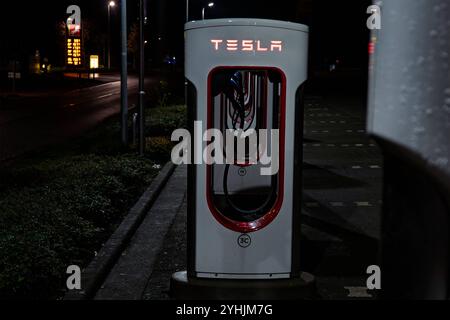 LK Osnabrück, Deutschland 12. Novembre 2024 : Im Bild : Ladesäule, Stromtankstelle für Elektrofahrzeuge mit dem Firmenlogo vom Autohersteller Tesla. Niedersachsen *** LK Osnabrück, Allemagne 12 novembre 2024 dans la photo borne de recharge, borne de recharge pour véhicules électriques avec le logo de l'entreprise du constructeur automobile Tesla Niedersachsen Copyright : xFotostandx/xKippx Banque D'Images