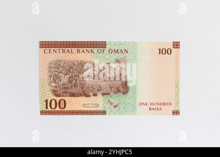 Oman 100 rials 2020 billet de banque représentant des cocotiers et un portrait falaj Banque D'Images