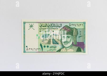 Billet de banque Oman de 100 baisa représentant le sultan Qaboos bin Said al Said et des portraits de canaux d'irrigation Banque D'Images