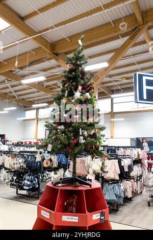 Arbre de Noël et décorations dans Tesco super magasin Banque D'Images