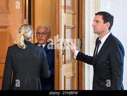 Berlin, Allemagne. 18 octobre 2024. Le président fédéral Frank-Walter Steinmeier (M) attend dans la porte semi-ouverte l'arrivée du président américain Biden quelques minutes avant sa visite. Crédit : Soeren Stache/dpa/Alamy Live News Banque D'Images