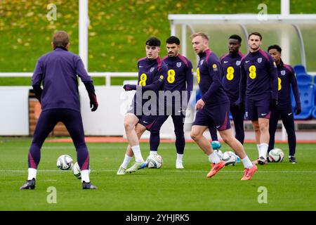 (De gauche à droite) les Anglais Tino Livramento, Morgan Gibbs-White, Jarrod Bowen, Marc Guehi, Taylor Harwood-Bellis et Angel Gomes lors d'une séance d'entraînement à St George's Park, Burton upon Trent. Date de la photo : mardi 12 novembre 2024. Banque D'Images