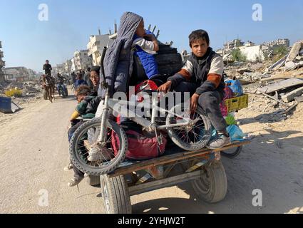 Palestiniens transportant des effets personnels sur leur chemin à Beit Hanoun, dans le Nord de Gaza en raison des récentes attaques israéliennes Palestiniens transportant des effets personnels sur leur chemin à Beit Hanoun, dans le Nord de Gaza en raison des récentes attaques israéliennes du 12 novembre 2024. Des centaines de familles palestiniennes déplacées, contraintes de fuir les abris et les camps de Beit Hanoun, ont commencé à se rendre dans des zones considérées comme plus sûres, emportant avec elles tous les effets personnels qu'elles pouvaient emporter. Photo de Hadi Daoud apaimages ville de Gaza bande de Gaza territoire palestinien 121124 Gaza HD 0061 Copyright : xapaimagesxHadixDaoudxxapaimagesx Banque D'Images