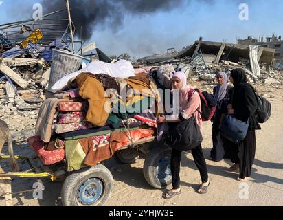 Palestiniens transportant des effets personnels sur leur chemin à Beit Hanoun, dans le Nord de Gaza en raison des récentes attaques israéliennes Palestiniens transportant des effets personnels sur leur chemin à Beit Hanoun, dans le Nord de Gaza en raison des récentes attaques israéliennes du 12 novembre 2024. Des centaines de familles palestiniennes déplacées, contraintes de fuir les abris et les camps de Beit Hanoun, ont commencé à se rendre dans des zones considérées comme plus sûres, emportant avec elles tous les effets personnels qu'elles pouvaient emporter. Photo de Hadi Daoud apaimages ville de Gaza bande de Gaza territoire palestinien 121124 Gaza HD 0083 Copyright : xapaimagesxHadixDaoudxxapaimagesx Banque D'Images