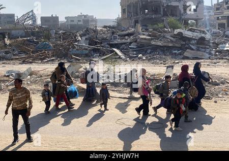 Palestiniens transportant des effets personnels sur leur chemin à Beit Hanoun, dans le Nord de Gaza en raison des récentes attaques israéliennes Palestiniens transportant des effets personnels sur leur chemin à Beit Hanoun, dans le Nord de Gaza en raison des récentes attaques israéliennes du 12 novembre 2024. Des centaines de familles palestiniennes déplacées, contraintes de fuir les abris et les camps de Beit Hanoun, ont commencé à se rendre dans des zones considérées comme plus sûres, emportant avec elles tous les effets personnels qu'elles pouvaient emporter. Photo de Hadi Daoud apaimages ville de Gaza bande de Gaza territoire palestinien 121124 Gaza HD 0078 Copyright : xapaimagesxHadixDaoudxxapaimagesx Banque D'Images