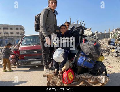 Palestiniens transportant des effets personnels sur leur chemin à Beit Hanoun, dans le Nord de Gaza en raison des récentes attaques israéliennes Palestiniens transportant des effets personnels sur leur chemin à Beit Hanoun, dans le Nord de Gaza en raison des récentes attaques israéliennes du 12 novembre 2024. Des centaines de familles palestiniennes déplacées, contraintes de fuir les abris et les camps de Beit Hanoun, ont commencé à se rendre dans des zones considérées comme plus sûres, emportant avec elles tous les effets personnels qu'elles pouvaient emporter. Photo de Hadi Daoud apaimages ville de Gaza bande de Gaza territoire palestinien 121124 Gaza HD 0056 Copyright : xapaimagesxHadixDaoudxxapaimagesx Banque D'Images