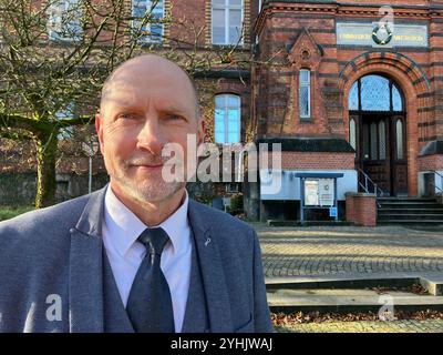 Flensburg, Allemagne. 12 novembre 2024. Le porte-parole du parquet de Flensburg, le procureur général Bernd Winterfeldt, regarde dans la caméra. Depuis mars, le bureau du procureur spécialisé dans les crimes contre la sûreté de l'État enquête sur un jeune de 17 ans qui est maintenant arrêté parce qu'il est soupçonné de planifier une attaque. Crédit : Birgitta von Gyldenfeldt/dpa/Alamy Live News Banque D'Images