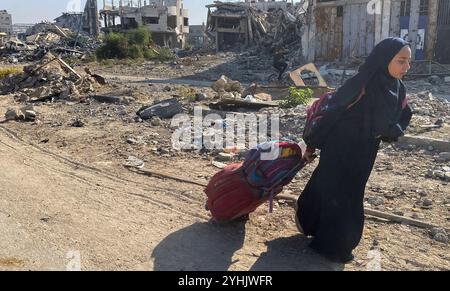 Palestiniens transportant des effets personnels sur leur chemin à Beit Hanoun, dans le Nord de Gaza en raison des récentes attaques israéliennes Palestiniens transportant des effets personnels sur leur chemin à Beit Hanoun, dans le Nord de Gaza en raison des récentes attaques israéliennes du 12 novembre 2024. Des centaines de familles palestiniennes déplacées, contraintes de fuir les abris et les camps de Beit Hanoun, ont commencé à se rendre dans des zones considérées comme plus sûres, emportant avec elles tous les effets personnels qu'elles pouvaient emporter. Photo de Hadi Daoud apaimages ville de Gaza bande de Gaza territoire palestinien 121124 Gaza HD 0071 Copyright : xapaimagesxHadixDaoudxxapaimagesx Banque D'Images