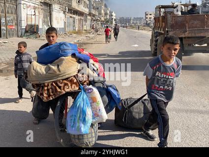 Palestiniens transportant des effets personnels sur leur chemin à Beit Hanoun, dans le Nord de Gaza en raison des récentes attaques israéliennes Palestiniens transportant des effets personnels sur leur chemin à Beit Hanoun, dans le Nord de Gaza en raison des récentes attaques israéliennes du 12 novembre 2024. Des centaines de familles palestiniennes déplacées, contraintes de fuir les abris et les camps de Beit Hanoun, ont commencé à se rendre dans des zones considérées comme plus sûres, emportant avec elles tous les effets personnels qu'elles pouvaient emporter. Photo de Hadi Daoud apaimages ville de Gaza bande de Gaza territoire palestinien 121124 Gaza HD 0033 Copyright : xapaimagesxHadixDaoudxxapaimagesx Banque D'Images