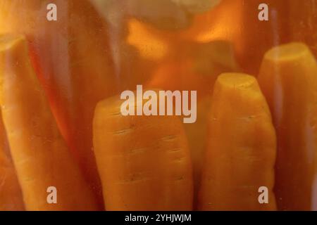 Pot plein de carottes entières et de chou-fleur. Aliments fermentés sains. Carottes fermentées maison et cornichons de chou-fleur. Banque D'Images